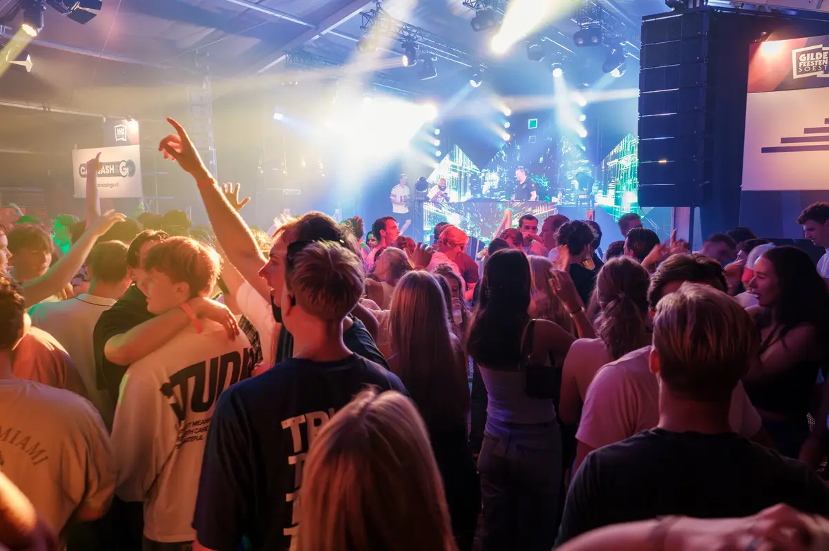 De Feestdirecteuren derde act voor de Partynight