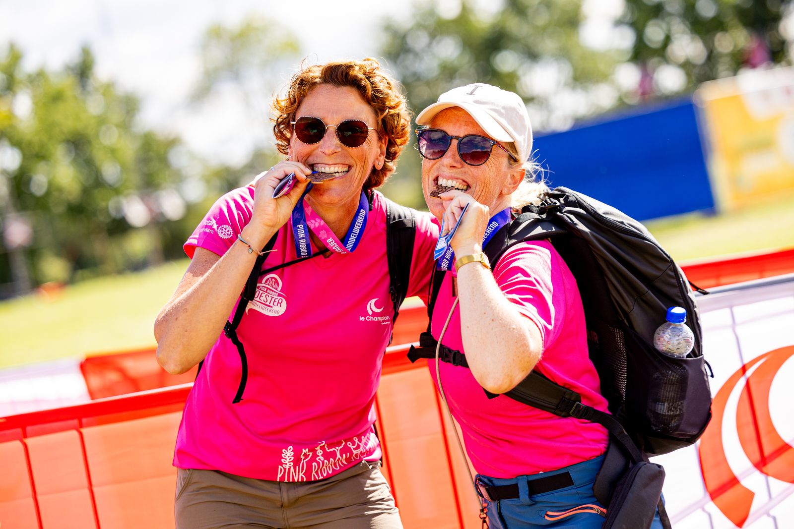 Wandelaars in het roze tijdens het Pink Ribbon Soester Wandelweekend